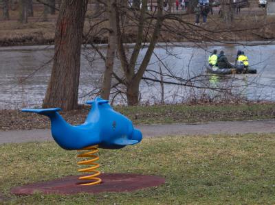 Der Bruder des toten Mädchens wird weiterhin vermisst. Foto: Jens Wolf Spielplatz an der Saale in Weißenfels