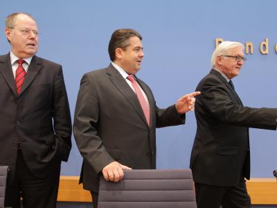 Will nicht verstummen: Die Diskussion um den SPD-Kanzlerkandidaten. Foto: Wolfgang Kumm Steinbrück (l), Gabriel, Steinmeier (r)
