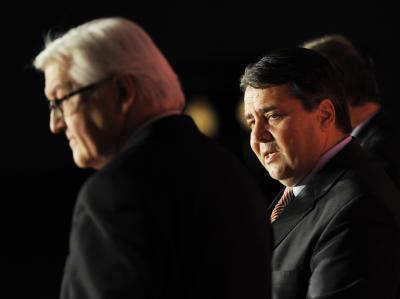 Sind für eine Urwahl des Kanzlerkandidaten: SPD-Fraktionschef Frank-Walter Steinmeier (l) und der Parteivorsitzende Sigmar Gabriel. Foto: Angelika Warmuth/ Archiv Steinmeier und Gabriel