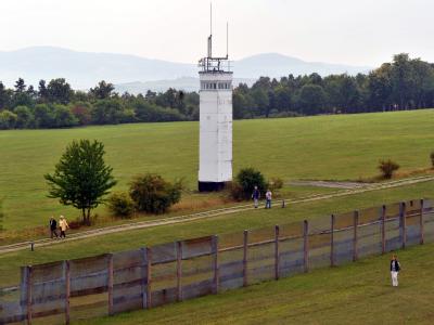 Das Foto zeigt einen Blick vom einstigen Beobachtungsturm der Amerikaner am Point Alpha zwischen Geisa (Thüringen) und Rasdorf (Hessen) auf die Grenzseite der einstigen DDR (Foto vom 28.08.2008). Gedenkstätte Point Alpha