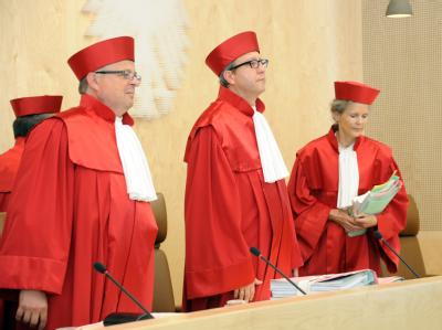 Das Bundesverfassungsgericht wird am 12. September seine Entscheidung über die Eilanträge gegen den Euro-Rettungsschirm ESM und den Fiskalpakt verkünden. Foto: Uli Deck Bundesverfassungsgericht