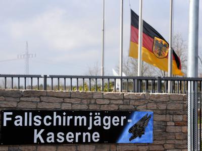 Die Bundesdienstflagge am Haupttor der Fallschirmjäger-Kaserne in Seedorf ist auf Halbmast: Die am Karfreitag im Afghanistan-Einsatz getöteten und verletzten Soldaten waren hier stationiert. Getötete Soldaten aus der Einheit Seedorf