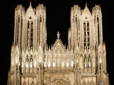 Am 8. Juli 1962 zogen Präsident de Gaulle und Bundeskanzler Adenauer mit ihrer Teilnahme an einem Versöhnungsgottesdienst in der Kathedrale von Reims einen symbolischen Schlussstrich unter die kriegerische Vergangenheit. Foto: Ville de Reims / Jacques Dri Kathedrale von Reims