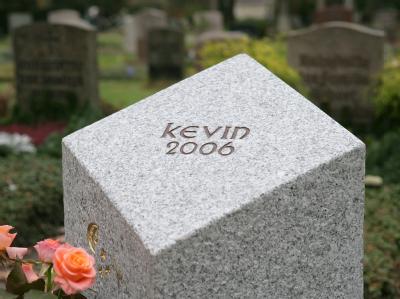 Der Fall von Kevin, der von seinem Ziehvater vernachlässigt und misshandelt wurde, beschäftigte 2006 ganz Deutschland. Grab von Kevin