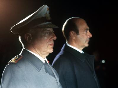 Verteidigungsminister Manfred Wörner (r.) trat 1982 zurück, nachdem sich die Frühpensionierung von General Günter Kießling wegen angeblicher Homosexualität als haltlos erwies. Kießling und Wörner
