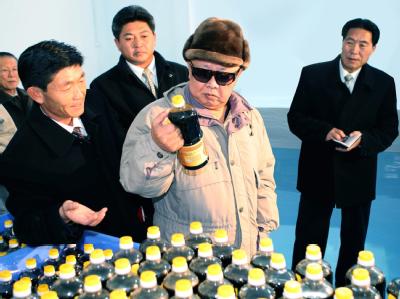 Nordkoreas Regierungschef Kim Jong Il beim Besuch einer neu eröffneten Sojasoßenfabrik. Kim Jong Il