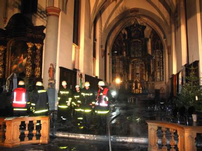 Ein Feuer hat in der Silvesternacht in der Aachener Innenstadt im Inneren der Nikolauskirche den Hochaltar beschädigt. Ausgelöst wurde der Brand möglicherweise durch eine Silvesterrakete, die ein Fenster durchschlagen hatte. Verletzt wurde niemand. Feuerwehreinsätze an Silvester