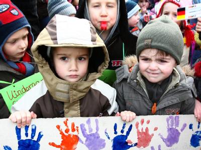 Kinder demonstrieren in Essen gegen den Wegfall von Betreuungsplätzen in Kitas. (Archivbild) Kita-Kinder