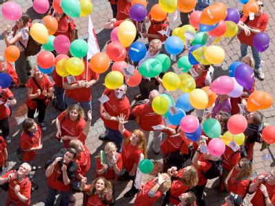 Demonstrierende Mitarbeiter von Kindertagesstätten und anderen sozialen Einrichtungen lassen Luftballons steigen. (Archivbild) Kita-Demo