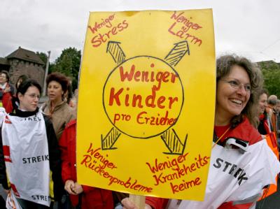 Erzieherinnen und Sozialarbeiter demonstrieren für bessere Arbeitsbedingungen. (Archivbild) Kita-Demo