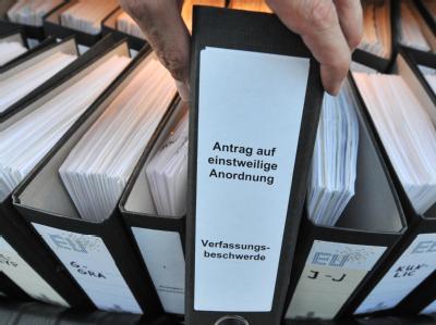 In Karlsruhe geht es zunächst nur darum, ob das Bundesverfassungsgericht dem Bundespräsidenten bis zur Entscheidung in der Hauptsache verbietet, die Gesetze zu unterzeichnen. Foto: Uli Deck Klage gegen ESM und Fiskalpakt