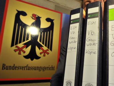 Aktenordner vor dem Bundesverfassungsgericht in Karlsruhe mit einer Klage gegen den europäischen Fiskalpakt und den Euro-Rettungsschirm ESM. Foto: Uli Deck Bundesverfassungsgericht