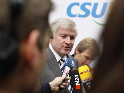 CSU-Chef Horst Seehofer (M) verkündet steuerliche Wohltaten. CSU-Vorstandssitzung