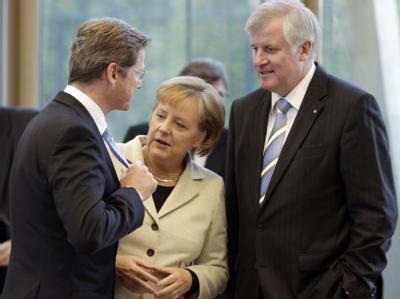 Bundeskanzlerin Angela Merkel, der CSU-Vorsitzende Horst Seehofer und FDP-Chef Guido Westerwelle bei den Koalitionsverhandlungen. Koalitionsverhandlungen in Berlin