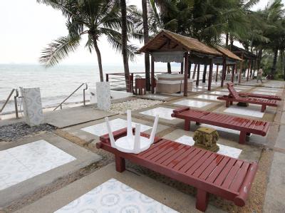 Leere Liegen auf Koh Samui: Mehrere deutsche Veranstalter haben ihre Reisen zu der thailändischen Insel vorerst abgesagt. Foto: Rungroj Yongrit Leere Liegen auf Koh Samui