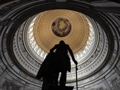 Die US-Staatsgeschäfte können weiter laufen: Demokraten und Republikaner einigten sich im Abgeordnetenhaus auf einen langfristigen Staatshaushalt. Foto: Michael Reynolds Die Kuppel des Kapitols n Washington