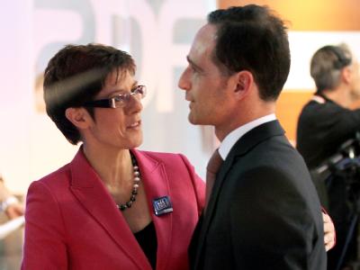 Das Saarland wird aller Voraussicht nach demnächst von CDU und SPD gemeinsam regiert. Die Groß-Koalitionäre sind angetreten, das Land vor einer Fusion mit einem anderen zu bewahren. Sie wollen vor allem sparen. Foto: Roland Holschneider/Archiv Koalitionspartner