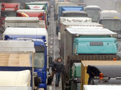 Die Klagen gegen das Lkw-Überholverbot waren in Leipzig nicht erfolgreich. LKW-Schlange