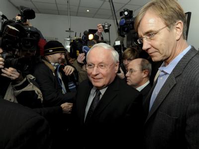 Oskar Lanfontaine (M) macht Platz für Dietmar Bartsch (r). Foto: Tim Brakemeier/Archiv Oskar Lafontaine und Dietmar Bartsch