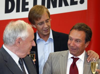 Oskar Lafontaine (l), Dietmar Bartsch (M) und Klaus Ernst (r) stoßen an. Lafontaine will möglicherweise wieder Chef der Linken werden. Doch auch Bartsch hält an seiner Kandidatur fest. Foto: Jens Büttner/Archiv Machtkampf bei Die Linke