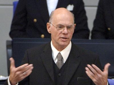 Durfte Parlamentspräsident Lammert Kritiker des Euro-Rettungsschirms außer der Reihe ans Rednerpult lassen? Das soll jetzt ein externer Gutachter klären. Norbert Lammert