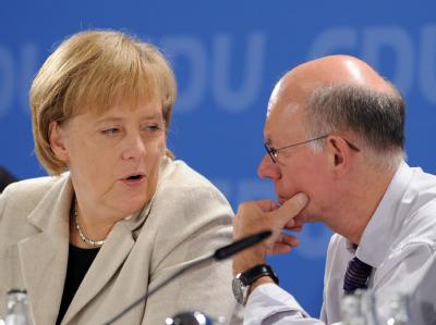 Kanzlerin Merkel und Bundestagspräsident Lammert im Gespräch. Merkel und Lammert