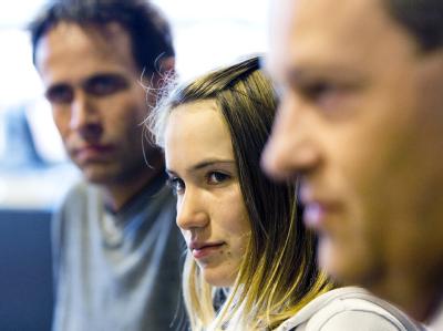 Die dreizehnjährige Laura Dekker mit ihrem Vater und einem Anwalt im Gerichtssaal in Utrecht. Sie darf vorerst nicht ihre Solo-Weltumseglung beginnen. (Archivbild) «Weltumseglerin» vorerst gestoppt