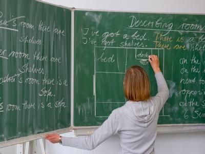 Jeder zweite Lehrer hält den Umgang mit Schülern heute für wesentlich schwieriger als früher. Foto: Patrick Pleul/Archiv Unterricht