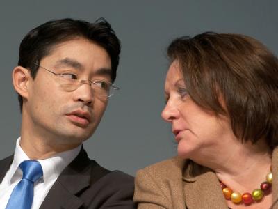 Bundesjustizministerin Sabine Leutheusser- Schnarrenberger hat ihren Parteivorsitzenden Philipp Rösler verteidigt. Foto: Armin Weigel Leutheusser-Schnarrenberger und Rösler