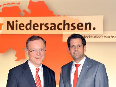 Die Spitzenkandidaten der Niedersachsen-SPD Olaf Lies (r) und Stephan Weil. Foto: Philipp Schulze Die SPD-Kandidaten Olaf Lies (r) und Stephan Weil