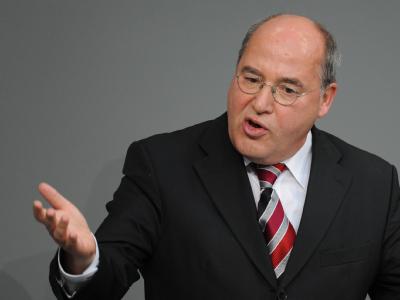 Die Linksfraktion wählt eine neue Führungsriege. Bereits im Vorfeld haben sich die Abgeordneten auf einen Personalvorschlag verständigt, nach dem Gregor Gysi für weitere zwei Jahre alleiniger Vorsitzender bleiben soll. Archivfoto: Rainer Jensen Gregor Gysi
