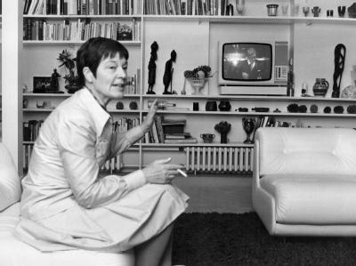 Kanzlergattin Loki Schmidt verfolgt im Mai 1975 im Kanzlerbungalow in Bonn am Fernsehschirm eine Rede ihres Mannes im Bundestag (Archivfoto). Bonn - Kanzlerbungalow