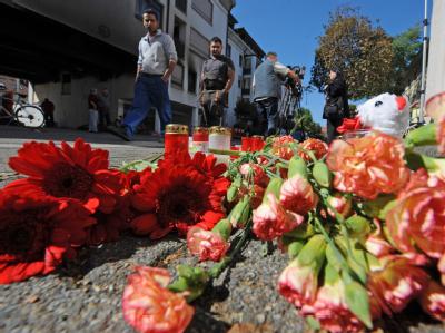 Kerzen und Blumen stehen am 21.09.2010 vor der ausgebrannten Wohnung der Amokläuferin. Amoklauf in Lörrach - Trauer