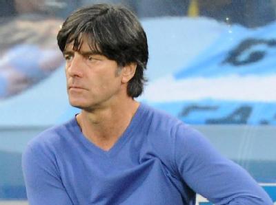 Bundestrainer Joachim Löw : Sein hellblauer Pullover war schon vor dem WM-Halbfinale weltweit bekannt - noch viel mehr aber begeistert sich die Fußball-Welt am Träger des Shirts. Löws blauer Pullover