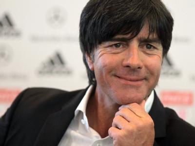 Joachim Löw hat seinen auslaufenden Vertrag mit dem Deutschen Fußball-Bund bis zur Europameisterschaft 2012 verlängert. Löw bleibt Fußball-Bundestrainer
