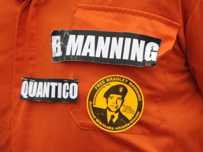 Ein Demonstrant zeigt seine Unterstützung für den in US-Militärhaft sitzenden mutmaßlichen Wikileaks-«Maulwurf» Bradley Manning. Demo für Manning