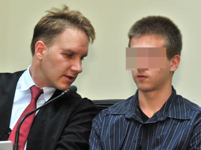 Markus S. (r) sitzt in München auf der Anklagebank des Landgerichts neben seinem Anwalt. Brunner-Prozess
