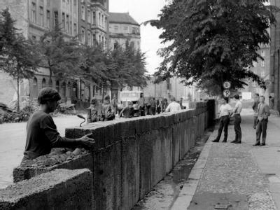 Der Bau der Mauer begann im August 1961. Bau der Berliner Mauer