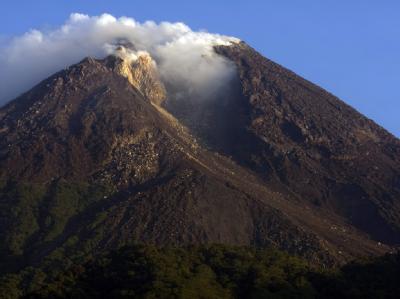 Vorboten der großen Eruption? Aus dem Vulkan Merapi auf der Insel Java strömt Gas und Lava. Merapi