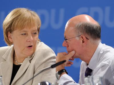 Fast alles, was Schwarz-Gelb unter Angela Merkel angepackt hat, fand bei Norbert Lammert (r) wenig Gnade. Kanzlerin Merkel und Bundestagspräsident Lammert