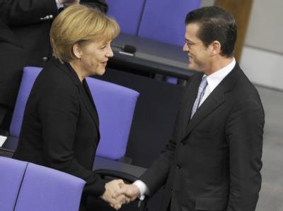 Bundeskanzlerin Angela Merkel setzt auf Wirtschaftsminister Karl-Theodor zu Guttenberg (CSU). (Archivbild) Merkel und Guttenberg