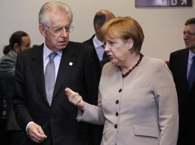 Bundeskanzlerin Angela Merkel im Gespräch mit Italiens Premier Mario Monti während des Eu-Krisengipfels in Brüssel. Foto: Thierry Roge / Archiv Merkel und Monti