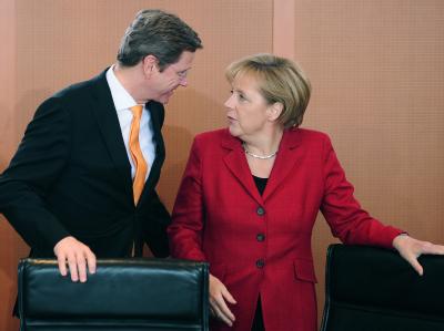 Schwarz-Gelb im Umfragetief: Außenminister Guido Westerwelle und Kanzlerin Angela Merkel. Schwarz-Gelb auf Zehn-Jahres-Tief