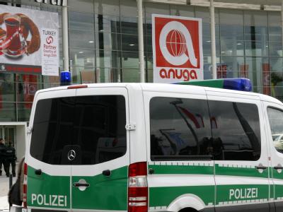 Polizisten stehen am 11.10.2009 vor einem Eingang der Kölner Messe, wo die Nahrungsmittelmesse Anuga Messe