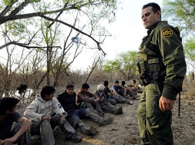Kontrolle an der Grenze zwischen Mexiko und USA. Die USA haben in den vergangenen zwölf Monaten eine Rekordzahl von illegalen Einwanderern ausgewiesen. Grenze zwischen Mexiko und USA