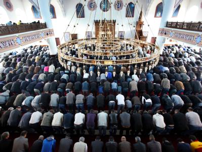 Muslime beten in der Merkez-Moschee in Duisburg, mit 1200 Plätzen eine der größten Moscheen Deutschlands. Merkez Moschee in Duisburg