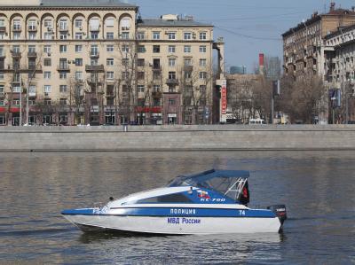 Nachdem Passanten am Moskwa-Fluss Leichenteile gefunden hatten, kam die Moskauer Polizei einem psychisch Kranken auf die Schliche. (Archivbild) Polizeiboot in Moskau