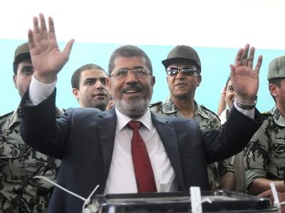 Kandidat der Muslimbruderschaft, Mohammed Mursi, bei seiner Stimmabgabe in Scharkija. Foto: dpa Muslimbrüder vor Wahlsieg in Ägypten