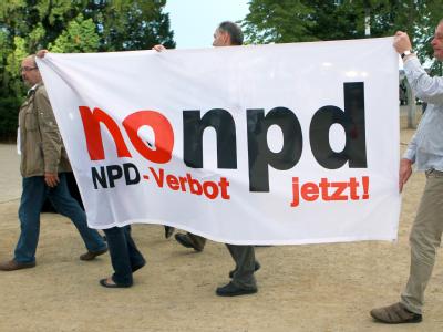 Ob es ein NPD-Verbotsverfahren geben wird, ist noch unklar. Foto: Jens Büttner/Archiv NPD-Verbots-Fahne