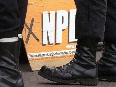 Bis März soll die Grundlage für einen neues Verfahren zum Verbot der rechtsextremen NPD stehen. Foto: Kalaene Jens, dpa NPD Plakat